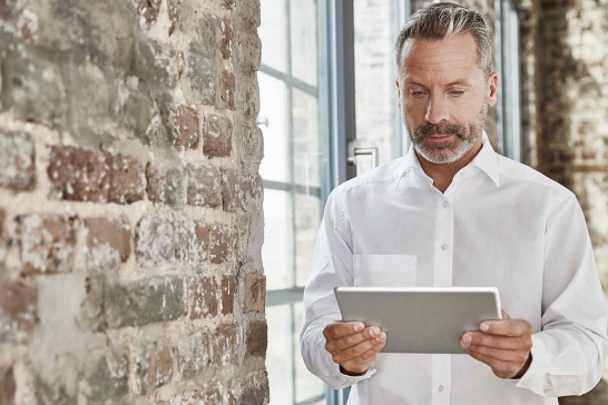 Oberbank Businesskonten - Mann hält Tablet in der Hand