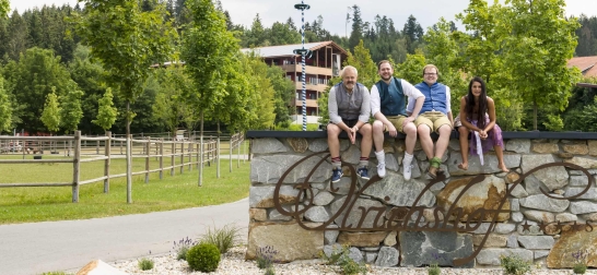 Seniorchef Ulrich N. Brandl, Juniorchefs Nikolaus Brandl und Benjamin Brandl sowie Michaela Lankes (Mitglied der Geschäftsleitung)