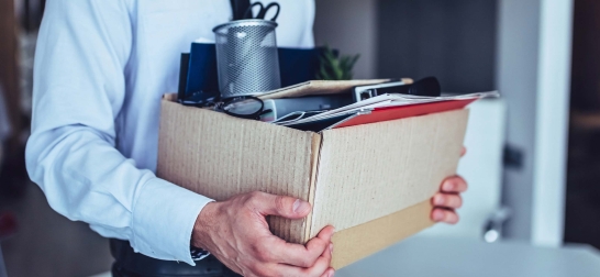 Gepackte Schachtel mit Büromaterial und Unterlagen