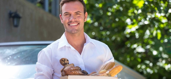 Bäcker mit gefülltem Brotkorb