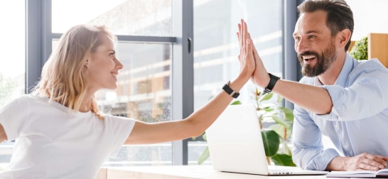 Frau und Mann geben sich High-Five