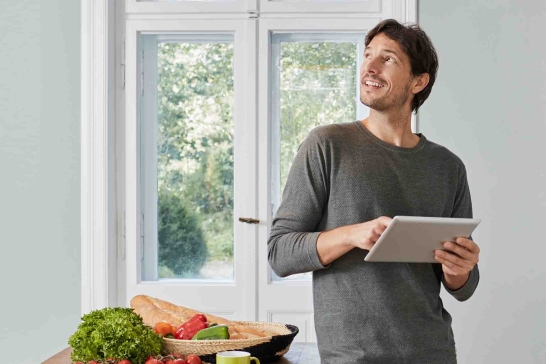 Lächelnder Mann mit Tablet in seiner Hand