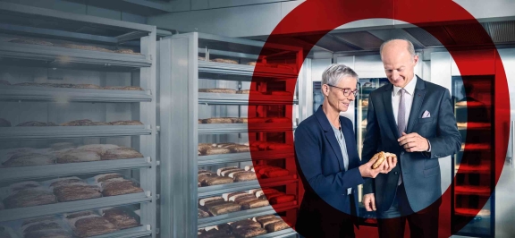 Oberbank Generaldirektor Dr. Franz Gasselsberger mit Helga Honeder, Geschäftsführung Honeder Naturbackstube GmbH