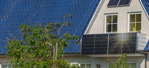 Haus mit Photovoltaikanlage am Balkon