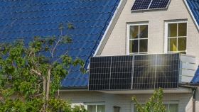 Jetzt Wohnen Artikel: Photovoltaik am Balkon - Haus mit Photovoltaikanlage am Balkon