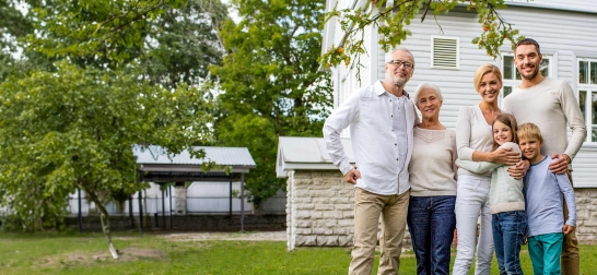 Mehrgenerationenhaus planen und bauen - sechsköpfige Familie steht vor gemeinsamen Haus