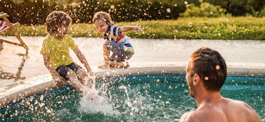 Kinder spielen beim Pool