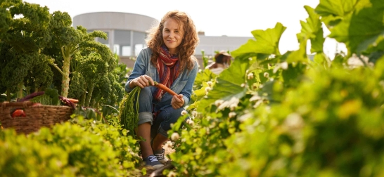 Frau im Garten in der Stadt